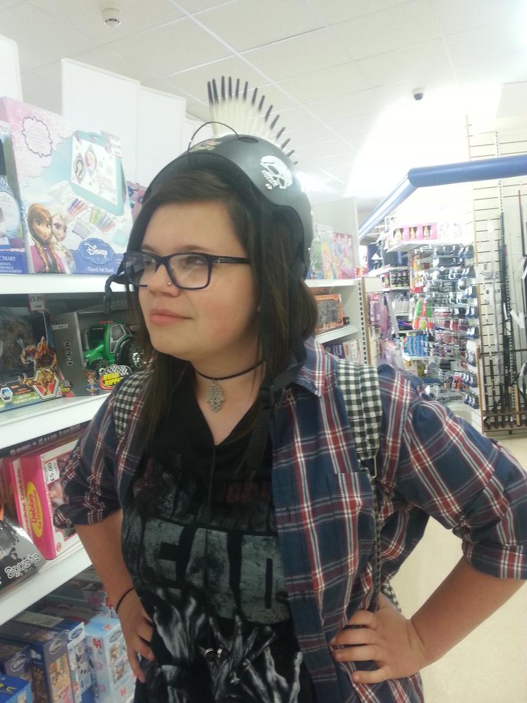 Sara_Broadhurst's tweet photo. @anaveragefatkid looking oh so punk 😂 http://t.co/urAYsW7KgZ