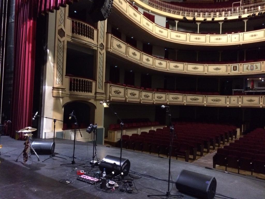 CruzRojaBurgos's tweet photo. +... Sandra Pinilla y Javier Ariza salten al escenario Teatro Principal xa inicio Concierto @ConNepal #BurgosConNepal http://t.co/fujNGrfpPr