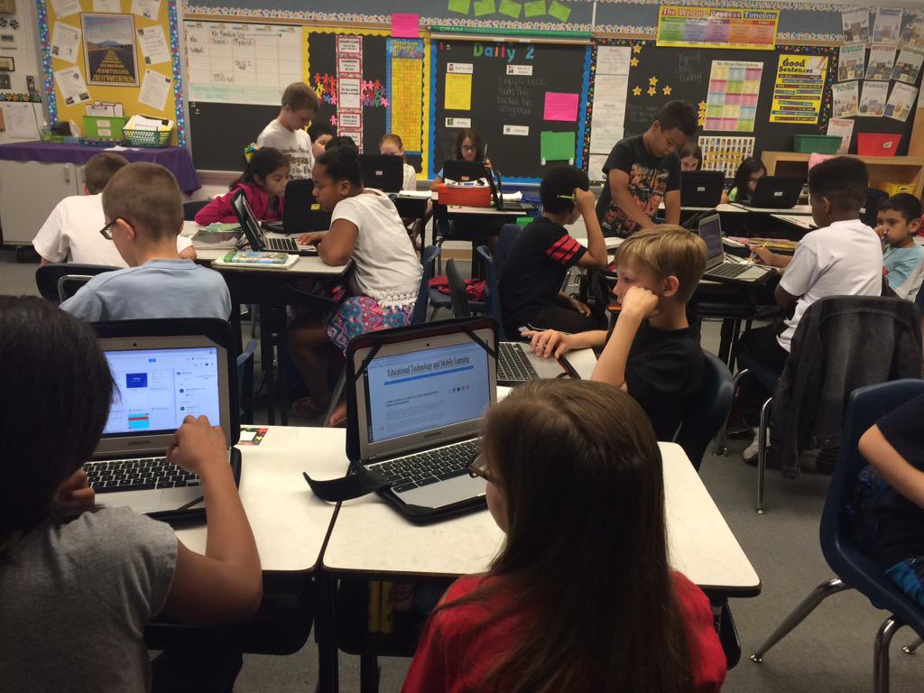 Hanging out with Ss from <a href="/TJPaws/">Thomas Jefferson Elementary</a> learning about MoveNote and Google slides #gccspride <a href="/heathervien/">Heather Vien</a> Ss are awesome!