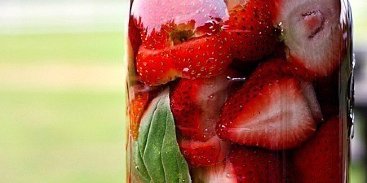 HuffPost's tweet image. 7 DIY vodka infusions you need in your life  huff.to/1Rkov4w