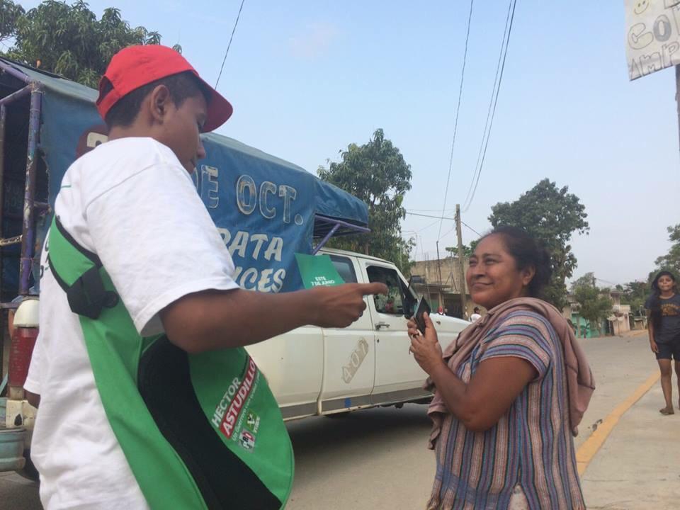 MJMGuerrero's tweet photo. Trabajando a ras de suelo, día con día, casa por casa. #HAF2015 #UnGuerreroConOrdenyPaz #7deJunio #Vota4PRI http://t.co/vDxtDddojm
