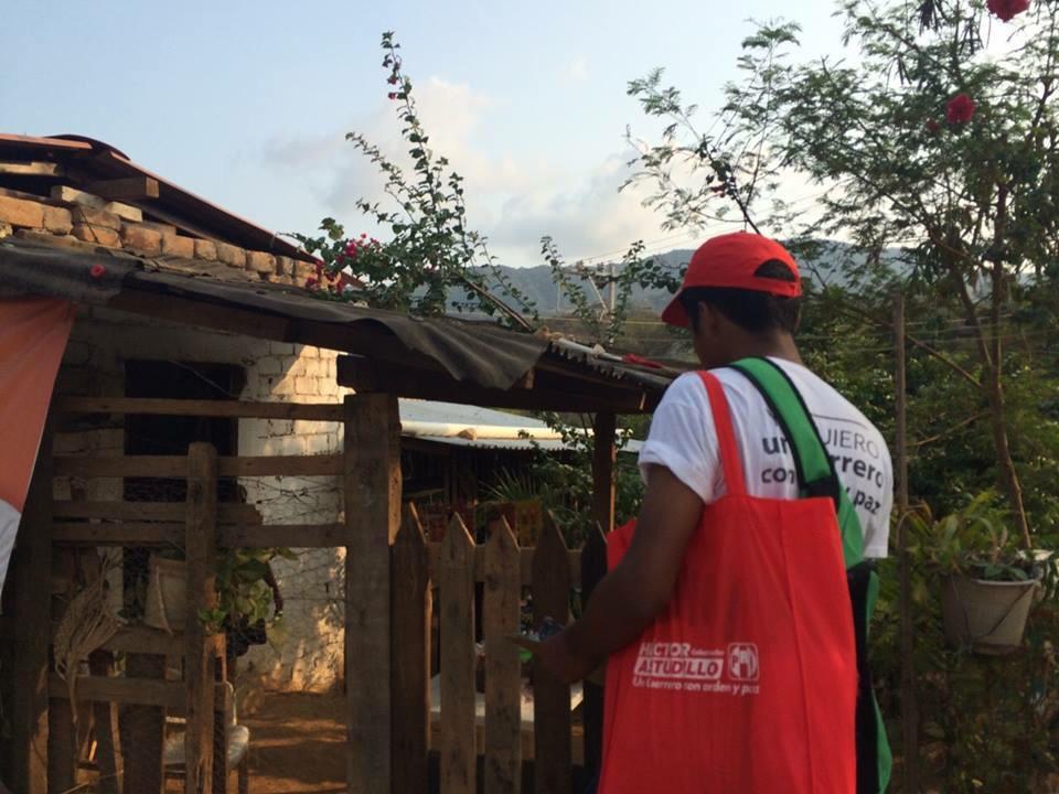MJMGuerrero's tweet photo. Trabajando a ras de suelo, día con día, casa por casa. #HAF2015 #UnGuerreroConOrdenyPaz #7deJunio #Vota4PRI http://t.co/vDxtDddojm