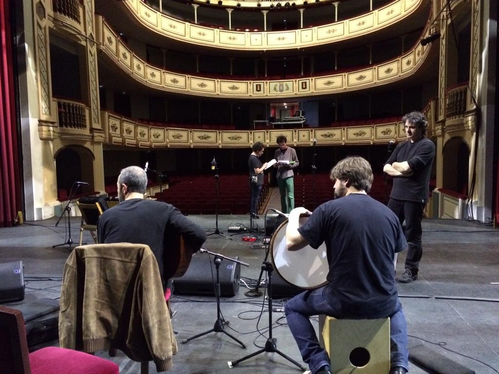 CruzRojaBurgos's tweet photo. @ConNepal ahora el escenario del Teatro Principal es d Mariano Mangas q ensaya xa Concierto Solidario #BurgosConNepal http://t.co/BBrLLO3QP4
