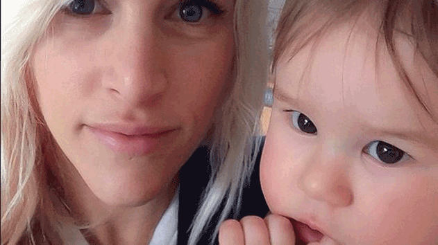 YahooStyleCA's tweet photo. .@WalkOffTheEarth singer @SarahBlackwood1 kicked off flight because of her crying son: http://t.co/3Ez8jTwtpE http://t.co/h4O2cuzBka