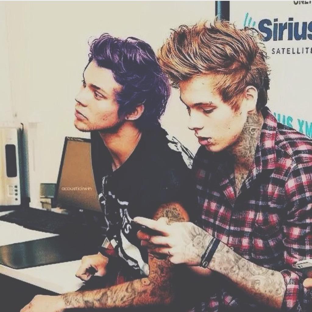 pond0xfi's tweet photo. Ok if you dont rt... We need to talk

#TeenChoice #ChoiceMusicGroupMale 5 Seconds Of Summer http://t.co/guSsEPxw8P