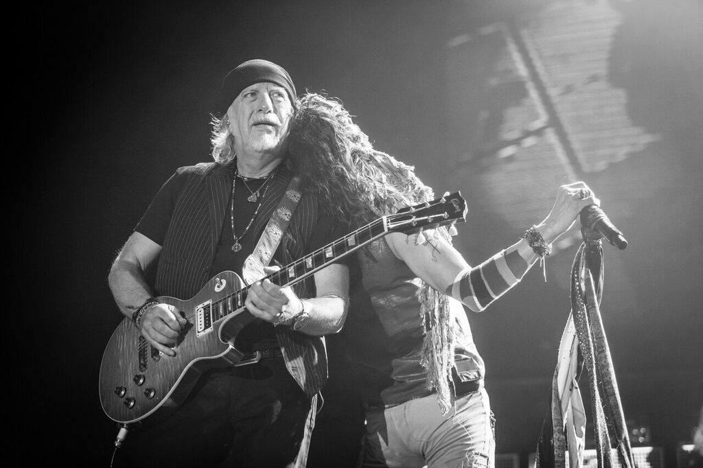 Aerosmith's tweet photo. #TBT Brad Whitford and Steven Tyler, Portland 2014. 
Photo by: @zwhitford http://t.co/30ZzNIGzVh