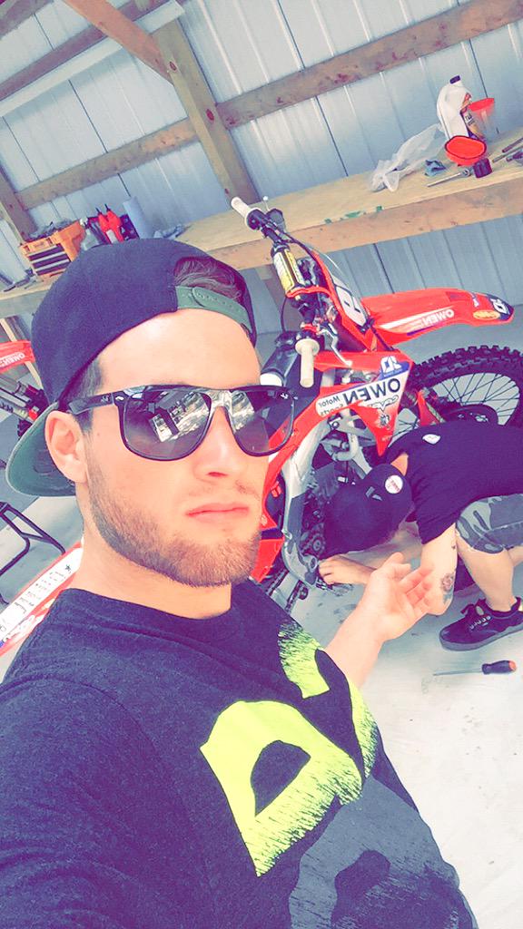 jaceowen401's tweet photo. This cat @JoeyDalzell has been grinding it out with me to help get me ready for muddy creek #DreamTeam #FlyBoyHighBoy http://t.co/zhtUI4i0Sd