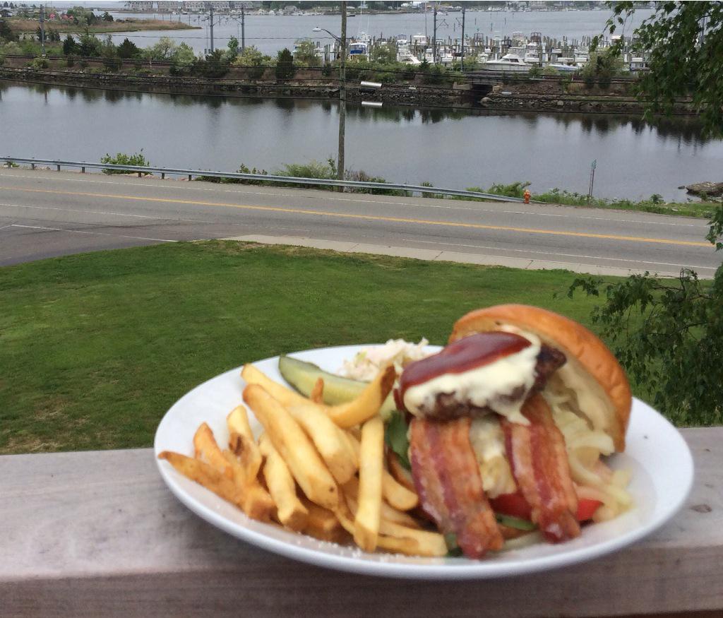 innatmystic's tweet photo. This is how we celebrate #NationalHamburgerDay #mysticct @MysticCountryCT @CTvisit @CTLifestyles http://t.co/VsFe9uXXJn
