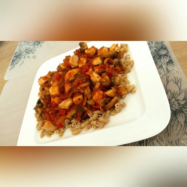 SecretFitFam's tweet photo. Pasta with chicken and mushrooms 💪
.
.
#bodybuilding #dedication #dutchfitness #dutchbodybuilding #exercise #fitand… http://t.co/f092bssLVW