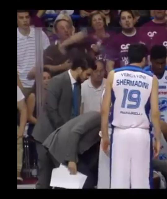 mariocastelli's tweet photo. Sarebbe un gran segnale se la @REYER1872 individuasse costui e gli comunicasse che non è più ben accetto al Taliercio http://t.co/GvVsx6yqXa