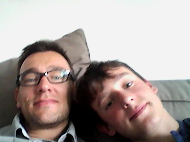 HugoSoudan's tweet image. Père et fils dans le canapé !