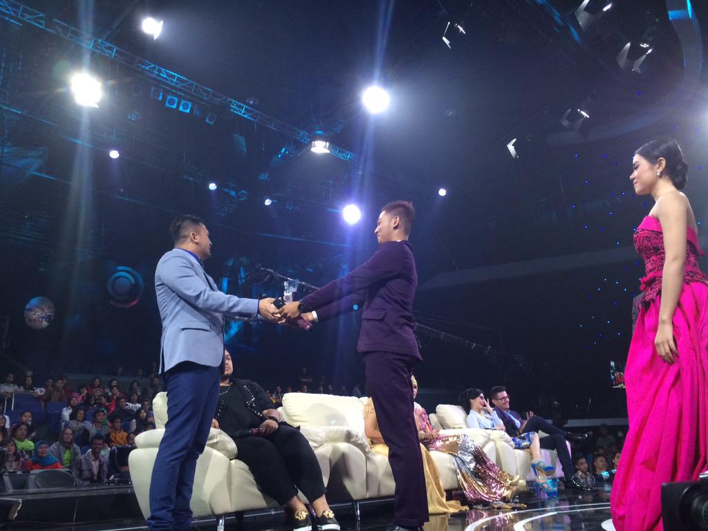 Indosiar's tweet photo. Momen lucu @saipul_jamil menang juri terfavorit social media di #EksisDA2
http://t.co/PiwXKs0lsR