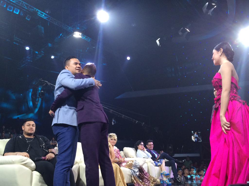 Indosiar's tweet photo. Momen lucu @saipul_jamil menang juri terfavorit social media di #EksisDA2
http://t.co/PiwXKs0lsR