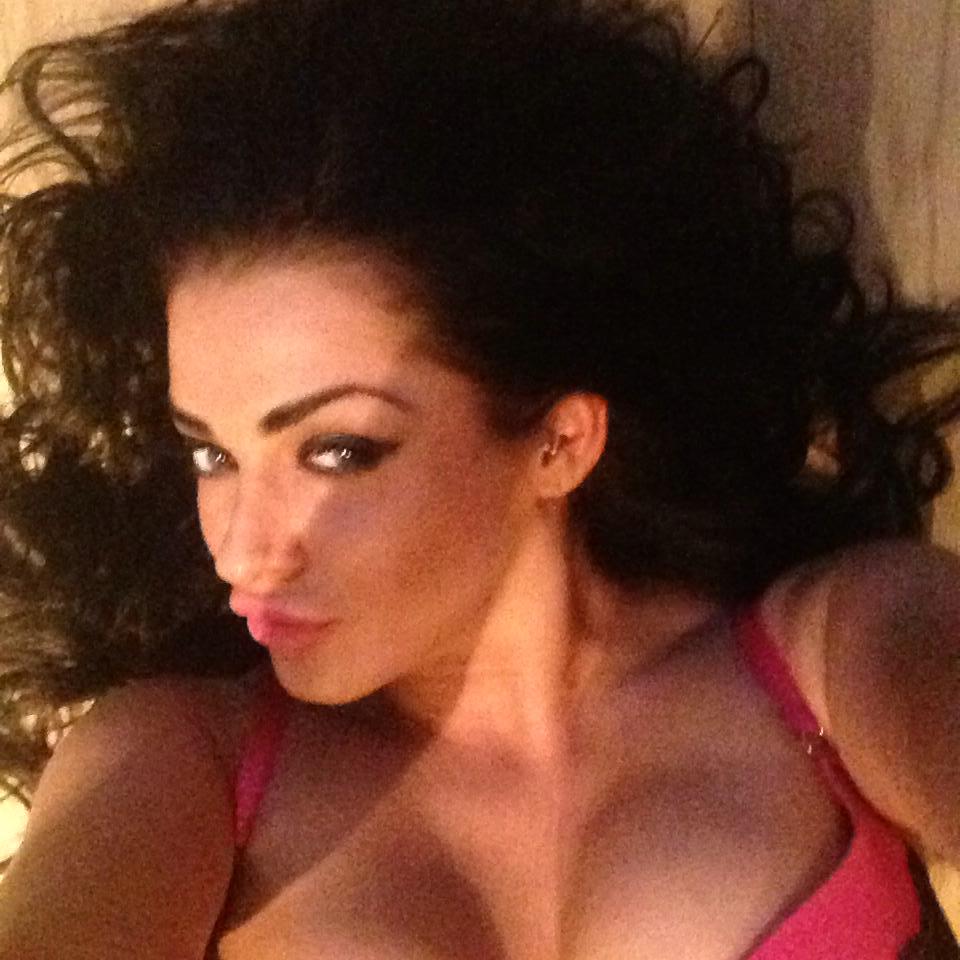 paris_luxx's tweet image. #pout #floorpose #pinkbra #thirstythursdays