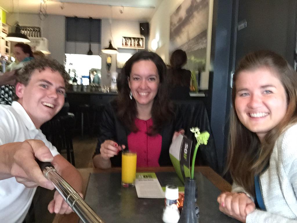 leonbdv's tweet photo. Uiteten met de eindbazen @mloes9 en @SMarjolijn http://t.co/qvkXbflypq