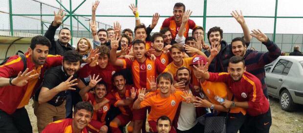 emrecolak1010's tweet photo. U 21 ligi ŞAMPİYONu ayaklarınıza sağlık 👏👏👏     ⭐️⭐️⭐️⭐️ http://t.co/2XrODn1KJo