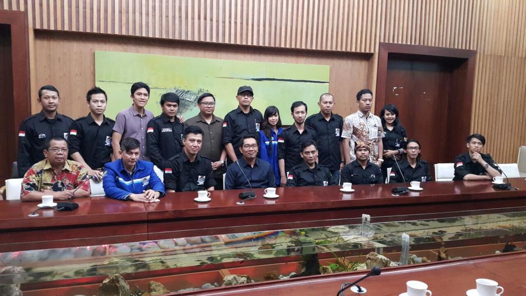 Jajaran  Pembina .Pengurus Pusat dan Pengurus <a href="/XTCKotaBandung/">XTC Kota BANDUNG</a> berfoto bersama dgn Kang <a href="/ridwankamil/">Ridwan Kamil</a>