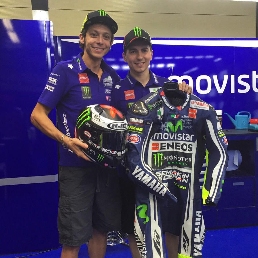 lorenzo99's tweet photo. Happy to receive the leather of my teammate and battle mate @ValeYellow46! #yamaharules #legend #ItalianGP http://t.co/UKs3fvgE5k