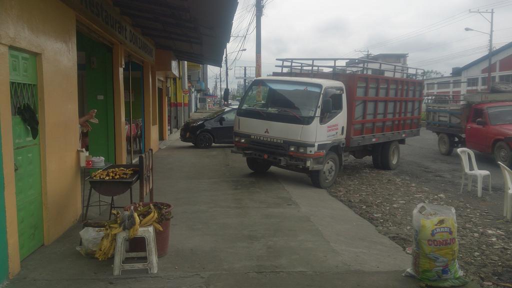 pablinmac's tweet photo. @GADsantodomingo En via Quevedo km 3,5 la vereda ocupada como parqueadero peatones obligados a exponerse a la vía http://t.co/aXl0iVeZBU