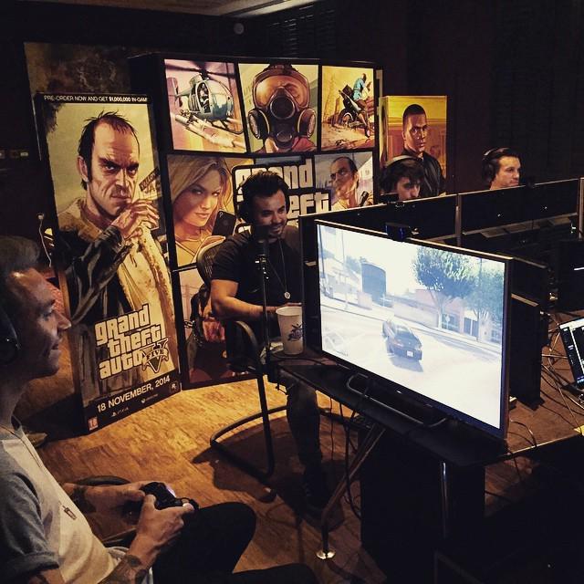 YoungGunsUK's tweet photo. We are live! Playing #GTAV at @RockstarGames HQ

Add us on PS4 to get involved or head to … http://t.co/tFKde6Cqqz http://t.co/qkUkziy13H