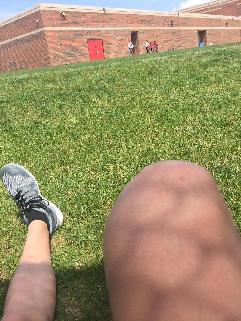 ConnorMcMannes's tweet photo. @zacharyruppel coolin before our section meet in the frees👟😎 #track2015 http://t.co/39va6Bvtd6