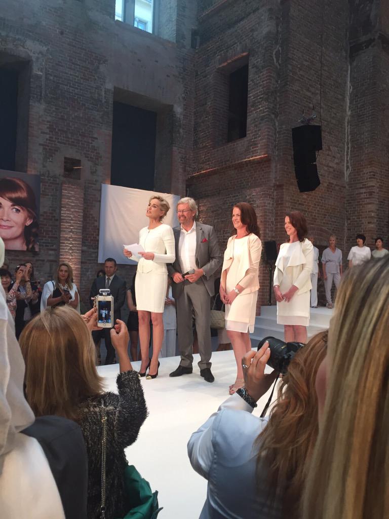 issacmendozap's tweet photo. Perrisimo el evento #ProofIRL de @Restylane_Mx con su host de lujo @sharonstone #Berlin #bitchPlease #BarbieRules http://t.co/nnsLEpfp5f