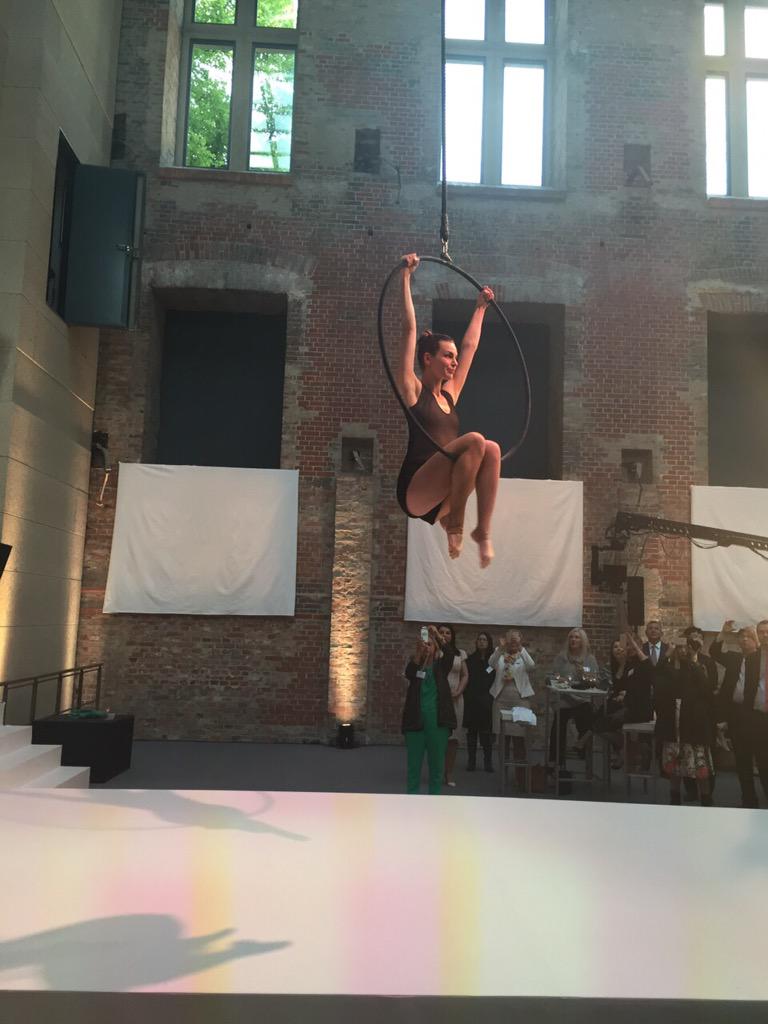issacmendozap's tweet photo. Perrisimo el evento #ProofIRL de @Restylane_Mx con su host de lujo @sharonstone #Berlin #bitchPlease #BarbieRules http://t.co/nnsLEpfp5f