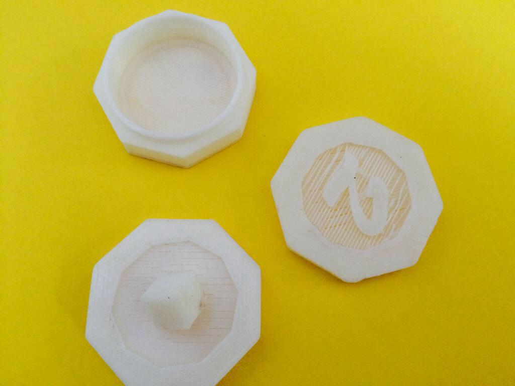 CustomDabJars's tweet photo. Octagon design. Only 8$ or you can personalize by adding up to 7 characters for only 10$. http://t.co/Vw2oHJRd8e