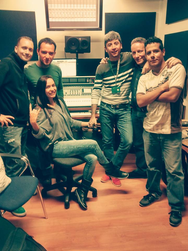 CafeineManouche's tweet photo. Aquí en preproducción en los estudios de grabación del ITM..... Qué emoción escuchar nuestras canciones en el master. http://t.co/QIVIxULxRe