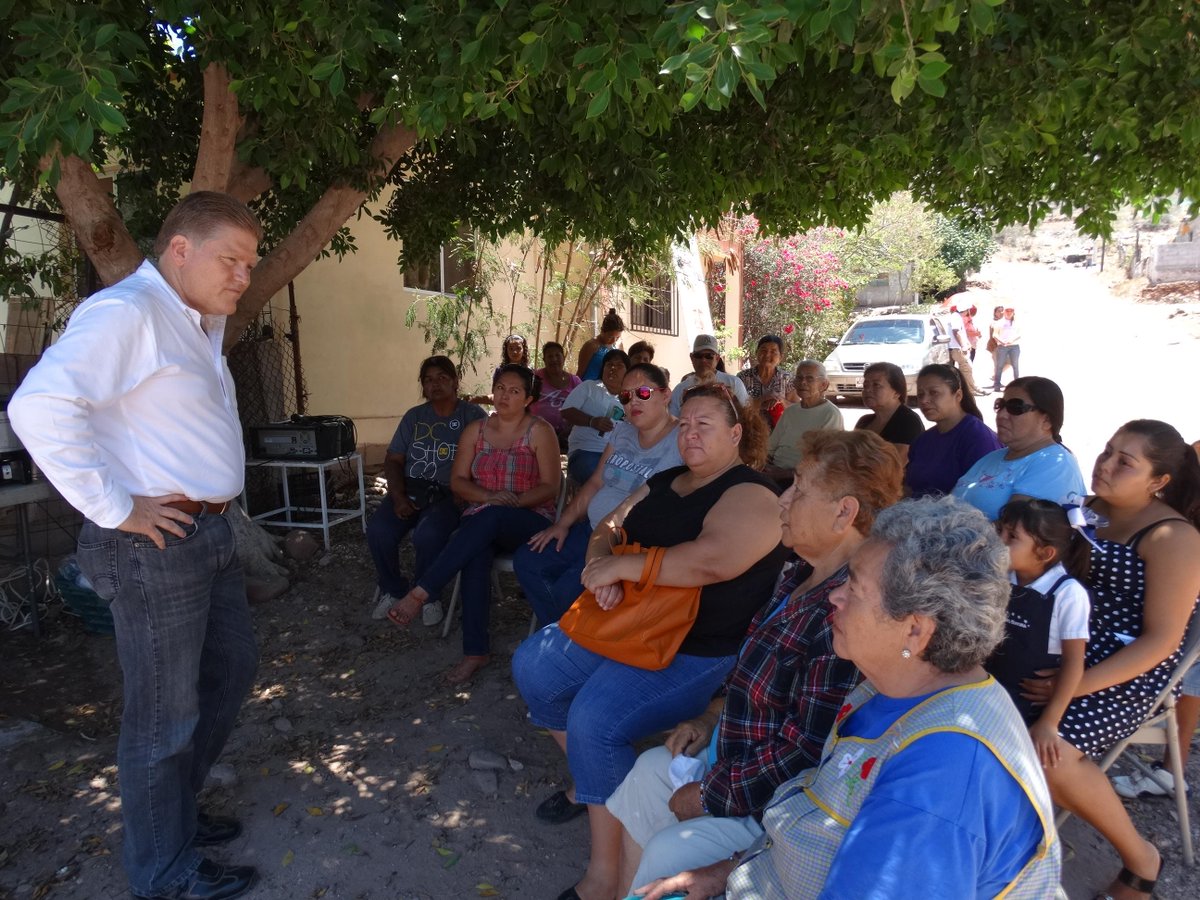 WalterComunica's tweet photo. "Juntos al Congreso" @wdecima reunión de trabajo con vecinos de la col. ampliación Independencia al sur de #Guaymas. http://t.co/Py7Jnh94LB