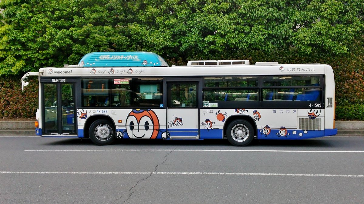 横浜駅西口で「はまりんバス」側面から。はまりんが車体に、いっぱい