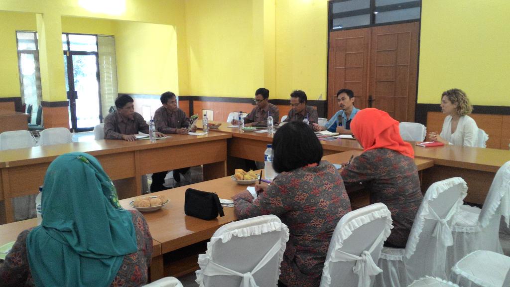 ECPAT_Indonesia's tweet photo. @ECPAT_Indonesia beraudiensi dg RPSW dan PSKW mengenai penanganan korban Eska #stopCSEC http://t.co/DkUKy4DPvh