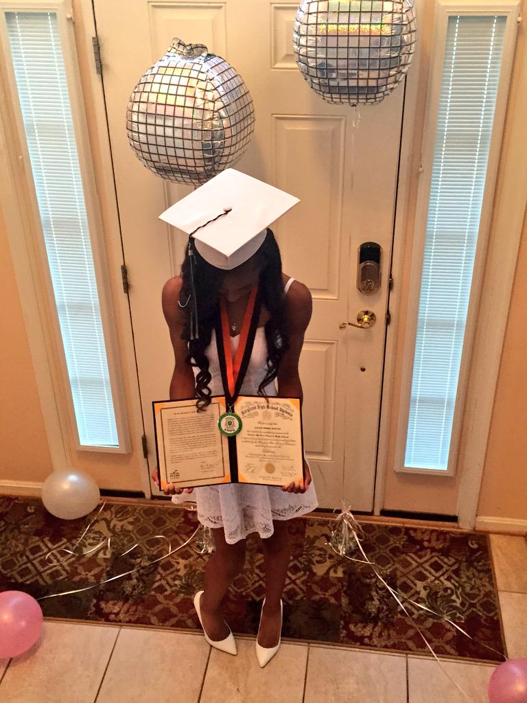 Ambitions_Found's tweet photo. We made it #2k15graduation #Unbelievable👏🏾🎓🎊🎉❤️😓 http://t.co/yfDcVjSGSu