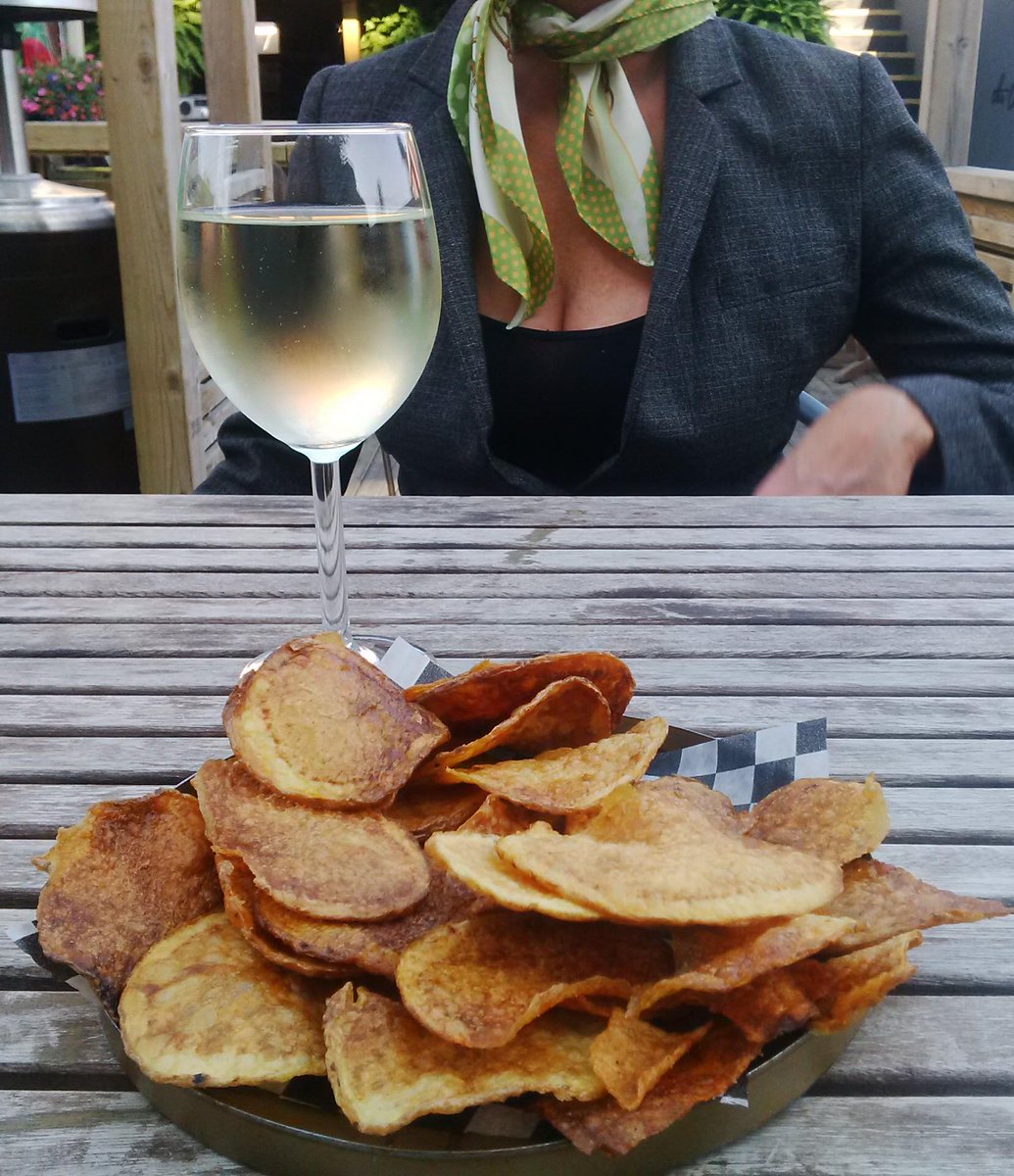 LadyKglobal's tweet photo. Introducing HappyHour w/ @tricksie13  Aka the #FancyNancies of #HamOnt with dinner right up our alley. #Neckties http://t.co/n7Xg3f5rQ6