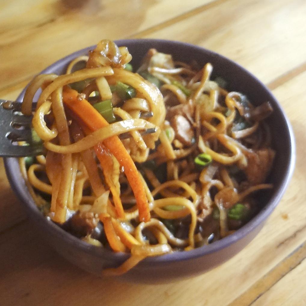 Wokzilla's tweet photo. Una sola mordida a nuestros tallarines vale para que se enamoren. ¡100% certificado! 😏 http://t.co/DdawPZRa9n
