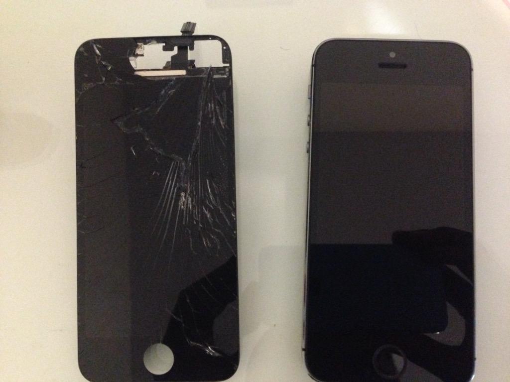 UCrack_QFix's tweet photo. iPhone 5s looks like it just came out the box📱🎉 @caitlynmoore01 

#UCQF http://t.co/mK91HDUWMm
