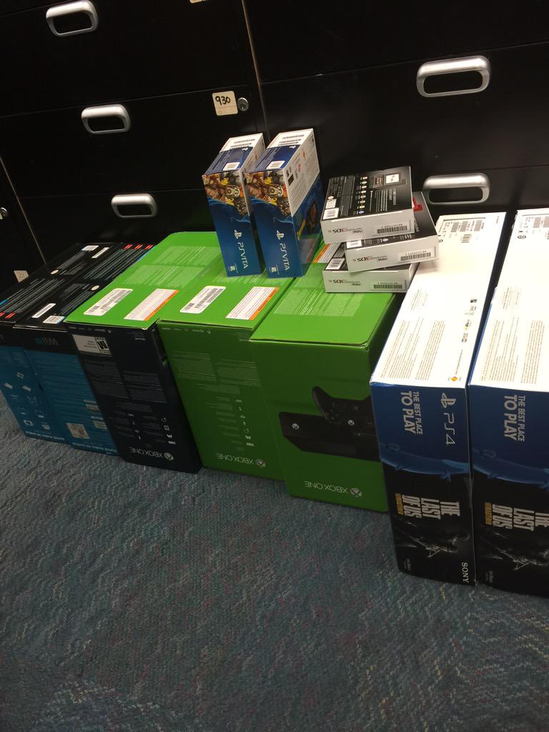 FaZe_Rain's tweet image. Some stuff for the giveaway 😎