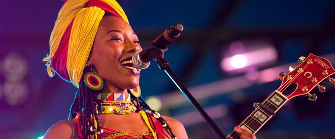 La música de <a href="/FatouDiawara/">Fatoumata Diawara</a> es una muestra de feminidad a través del sonido. "Experiencia Acústica". Viernes, 8.30pm.