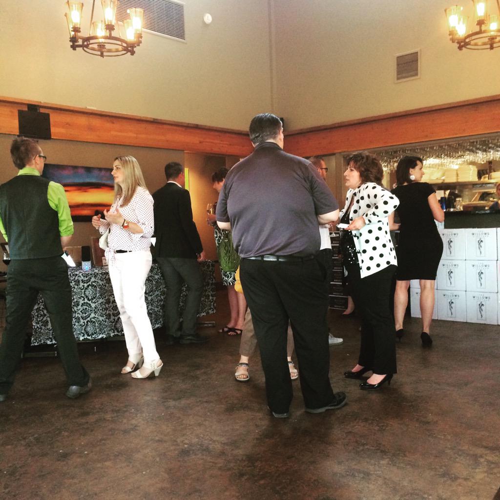 ThelaunchCA's tweet image. Design. Build. #Launch. Great turnout for the @propshow launch event. #startup #yqr #realestate