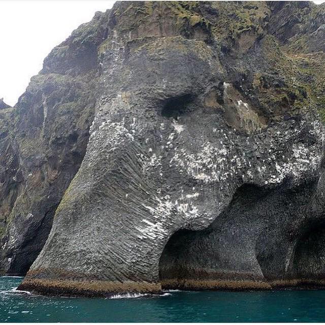 Super_EarthPics's tweet photo. Elephant Rock, Heimaey, Iceland. http://t.co/O1E9v3Ng0J