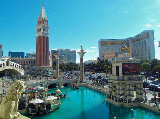Las Vegas where people come to get pleasure &amp; fun. People must be busy in the night as well as in the day time~^^ 🌴😎