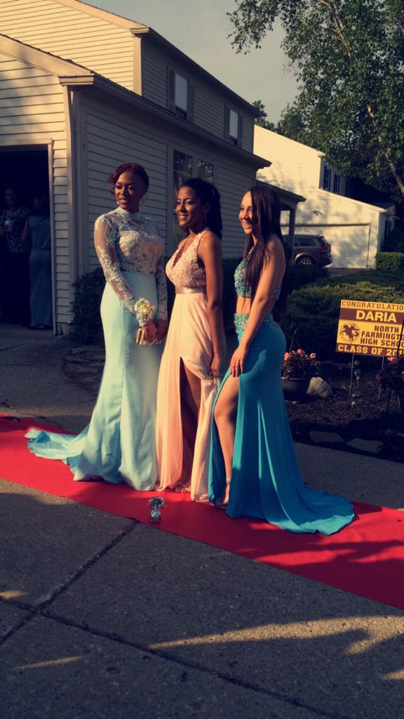 TerriShu's tweet photo. 😍😍😍 #prom2k15 
Daria, Marissa and Mar http://t.co/YDrX0K70Fe