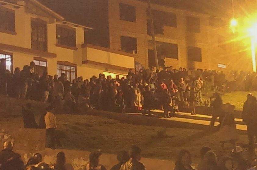 correodelsurcom's tweet photo. #Ahora I Ciudadanos salen en defensa de los vendedores viajeros, que se enfrentan con los comerciantes de #Sucre http://t.co/oF9YDNx6R0