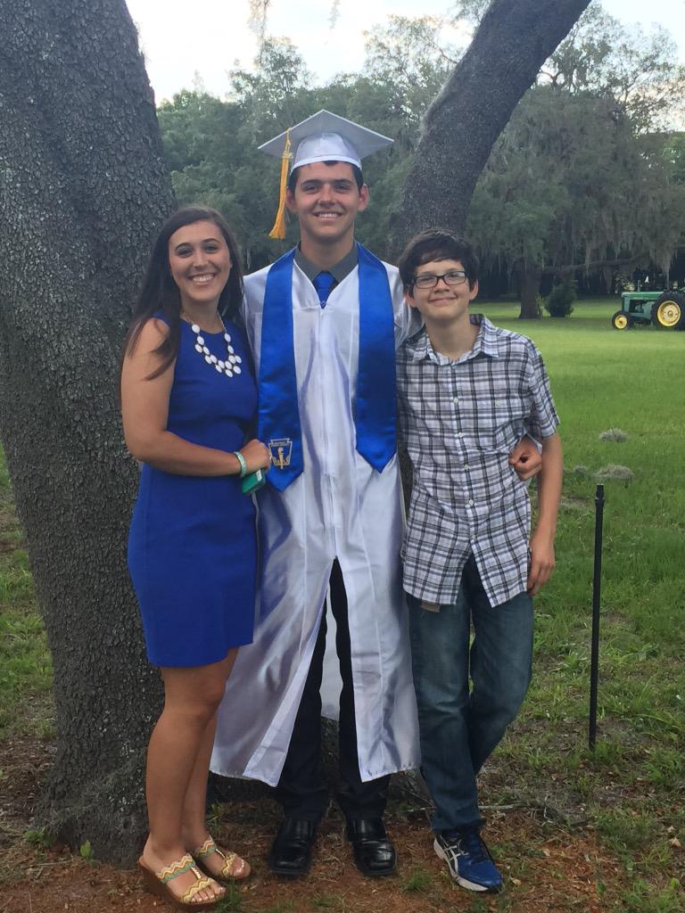 Jordan_Cope0414's tweet photo. Coles graduation! 😭🎓 http://t.co/4Z3S6Q6705