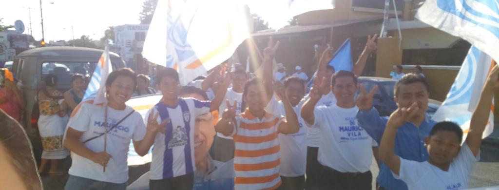 HenryAldanaMx's tweet photo. Estamos en santa rosa acompañado a @victorlozanop @jkantun
Mérida Seguirá Adelante ! !
#EquipoOte #Incanzable http://t.co/poFtlLhQXV