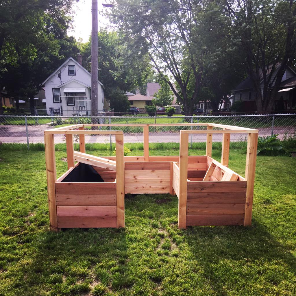 FoxAndFennel's tweet photo. The ultimate in #organic #veganism. Grow your own! #in season #food http://t.co/sdgeXZdAiJ