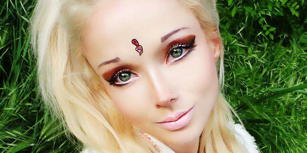 16 Insane Photos Of Women Living As Human Dolls You Really Have To See To Believe