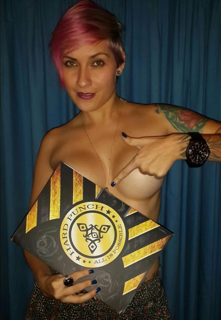 GraceValery86's tweet photo. Se viene!!!!! @HardPunchMag http://t.co/EzxD8FvsYi