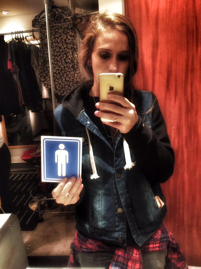 Kikaandtheband's tweet photo. #YCorteQue si el cartelito estaba no entraba al banete de hombres !! http://t.co/fS3QB4VZuj