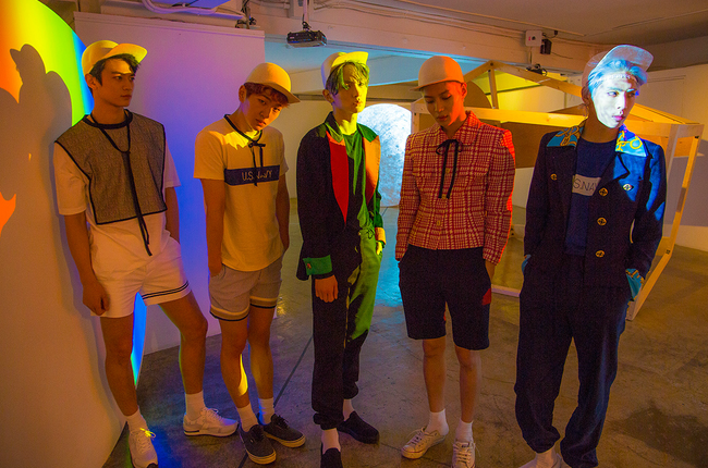 billboard's tweet photo. SHINee's 'Odd' album landed high on Billboard's World and Heatseekers Albums charts #Shawols http://t.co/8qK7BWBU2C http://t.co/Wi7dxp1eBc